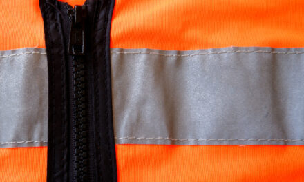 Przewodnik po materiałach: Jakie tkaniny najlepiej chronią w różnych środowiskach pracy?